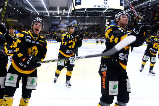 Skellefteås Joakim Lindström tackar publiken