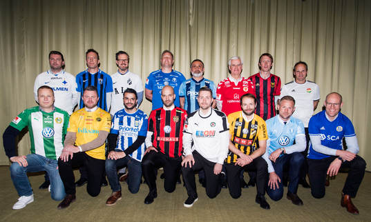 Tränarna ställer upp för en gruppbild