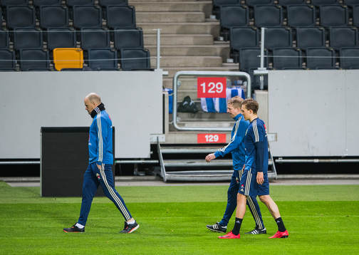 Sveriges Ludwig Augustinsson lämnar träningen på grund