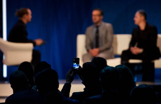 En person fotar med en mobil