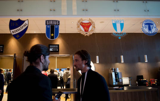 Allsvenska klubbarnas emblem hänger på väggen