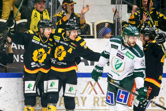 Skellefteås Joakim Lindström jublar med lagkamrater
