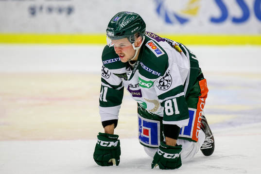 Färjestads Theodor Lennström grinar illa