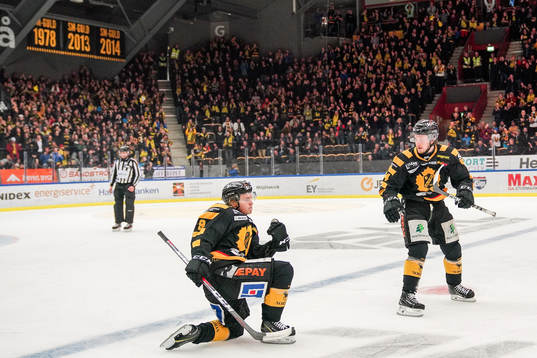 Skellefteås Tim Söderlund och Jonathan Pudas jublar