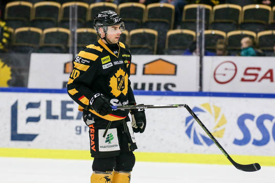 Skellefteås Joakim Lindström med avbruten klubba