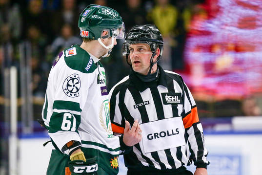 Färjestads Johan Ryno pratar med domare Mikael Nord