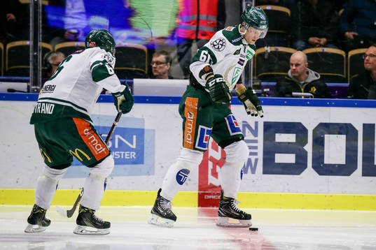 Färjestads Johan Ryno tappar klubban och sparkar pucken