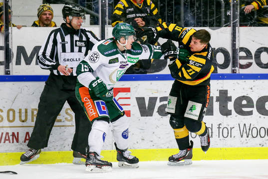 Färjestads Gustav Rydahl och Skellefteås Henrik Hetta i
