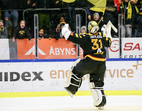 Skellefteås målvakt Joni Ortio jublar