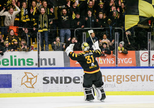 Skellefteås målvakt Joni Ortio jublar