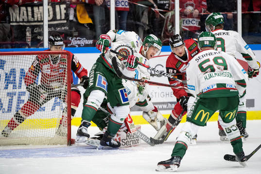Frölundas Matt Donovan rensar framför Malmö Redhawks Max