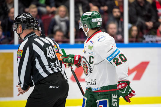 Frölundas Joel Lundqvist pratar med domaren