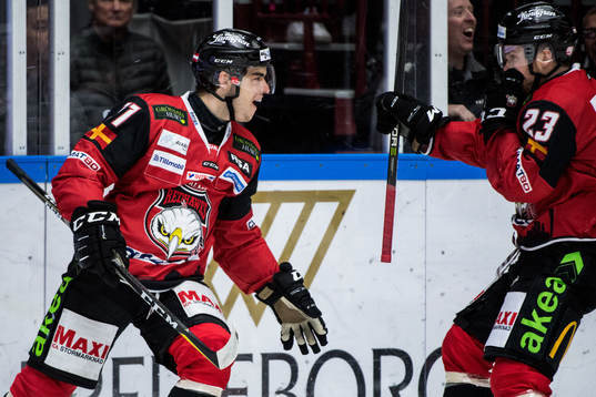 Malmö Redhawks Lukas Haudum jublar med Christoffer Forsberg