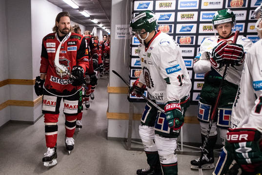 Malmö Redhawks Stefan Warg passerar Frölundas spelare