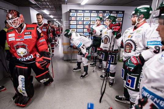Malmö Redhawks målvakt Oscar Alsenfelt passerar