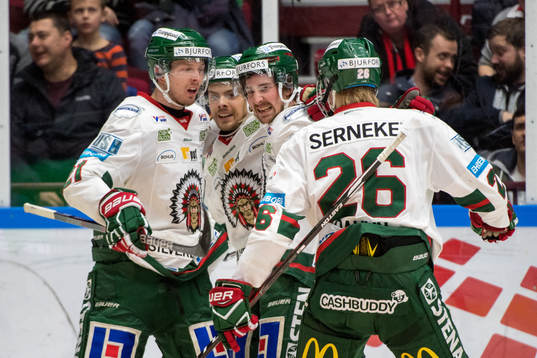 Frölundas Adam Almqvist jublar med lagkamrater