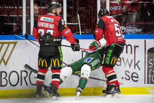 Malmö Redhawks Christoffer Forsberg och Anton Mylläri tar