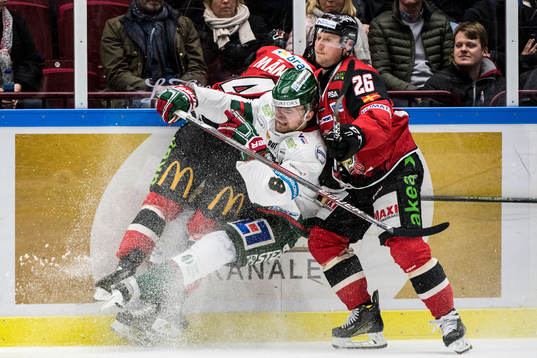 Frölundas John Nyberg tacklas av Malmö Redhawks Anton