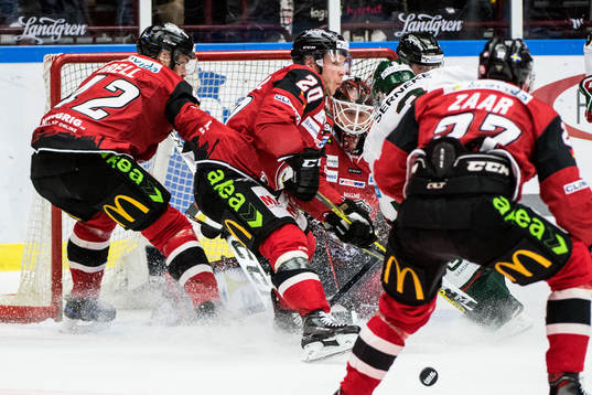 Stökigt framför Malmö Redhawks målvakt Oscar Alsenfelt