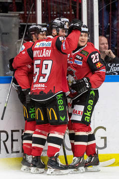 Malmö Redhawks Robin Alvarez jublar med lagkamrater