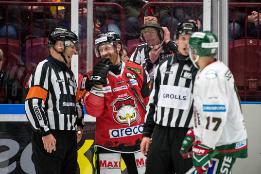 Domare Per Claesson ringer på Malmö Redhawks 4-2 mål