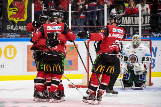Malmö Redhawks Rhett Rakhshani jublar med lagkamrater