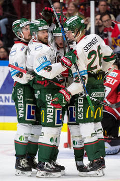 Frölundas Carl Grundström jublar med lagkamrater