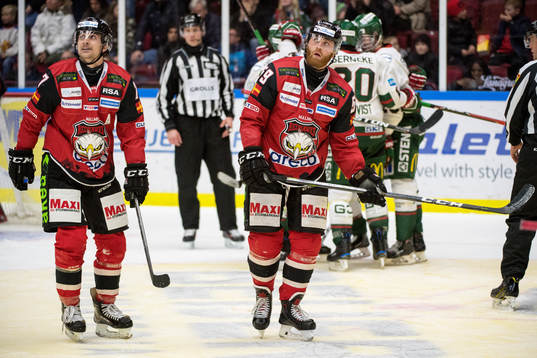 Malmö Redhawks Nils Andersson och Anton Mylläri deppar