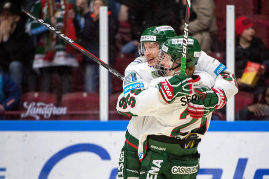 Frölundas Simon Hjalmarsson och Rasmus Dahlin jublar