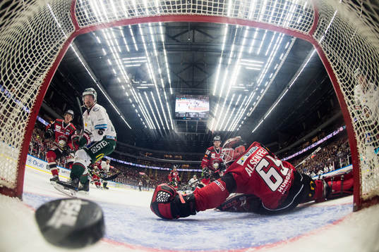Frölundas Adam Almqvist gör 2-2 förbi Malmö Redhawks