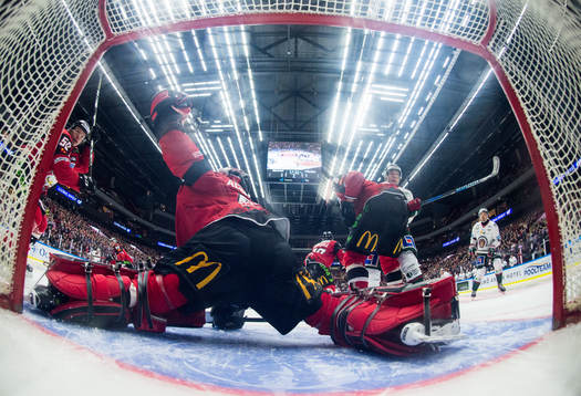 Malmö Redhawks målvakt Oscar Alsenfelt gör en räddning