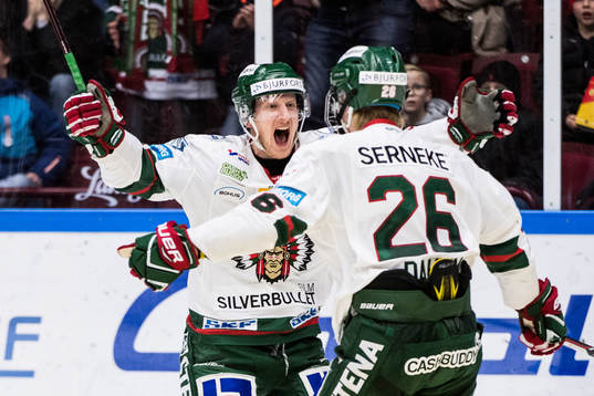 Frölundas Rasmus Dahlin jublar ihop med Simon Hjalmarsson
