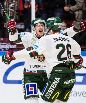 Frölundas Rasmus Dahlin jublar ihop med Simon Hjalmarsson