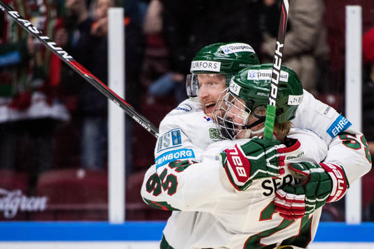Frölundas Rasmus Dahlin jublar ihop med Simon Hjalmarsson