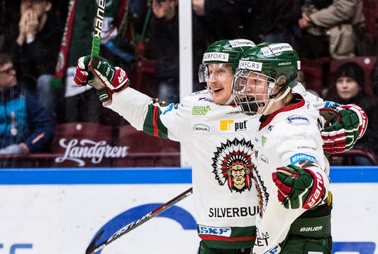 Frölundas Rasmus Dahlin jublar ihop med Simon Hjalmarsson