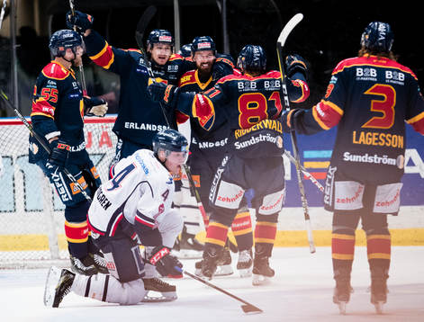 Djurgårdens Mikael Ahlén (m) jublar och firar med