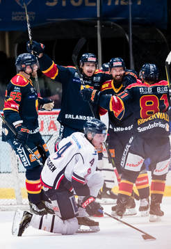 Djurgårdens Mikael Ahlén (m) jublar och firar med