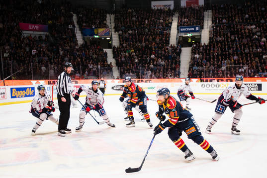 Djurgårdens Calle Ridderwall med puck