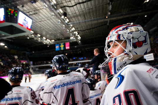 Linköpings målvakt Jacob Johansson tas ut från målet
