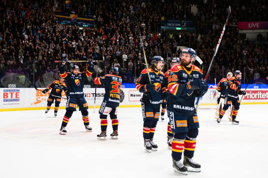 Djurgårdens Mikael Ahlén och övriga laget jublar