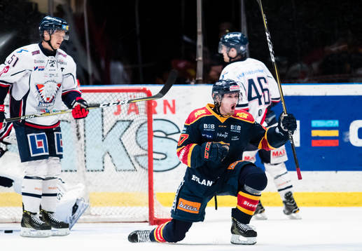 Djurgårdens Linus Johansson (v) jublar