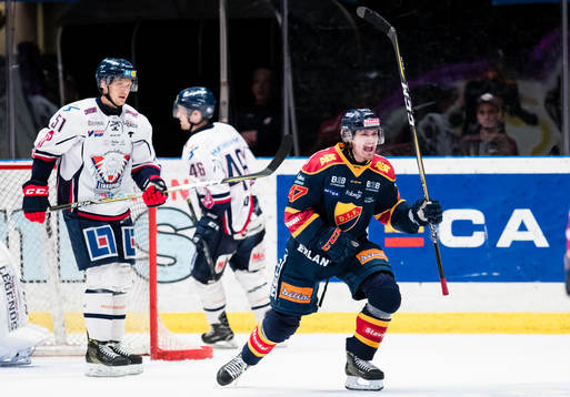 Djurgårdens Linus Johansson (v) jublar