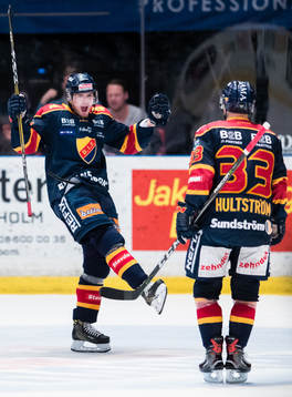 Djurgårdens Linus Johansson (v) jublar med Linus Hultström