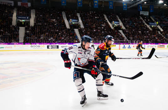Linköpings Ken André Olimb i kamp om pucken med