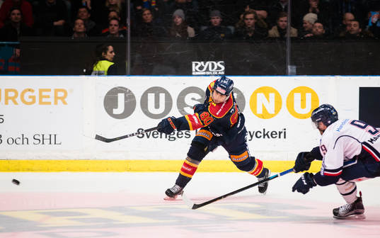 Djurgårdens Gustav Possler med ett skott