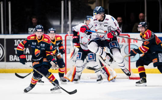 Linköpings Jacob Lilja hoppar undan ett skott mot mål