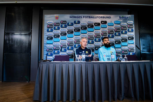 Bert van Marwijk, head coach of Australia, and Mile Jedinak