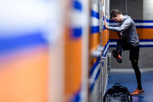 Brynäs målvakt Linus Fernström värmer upp före
