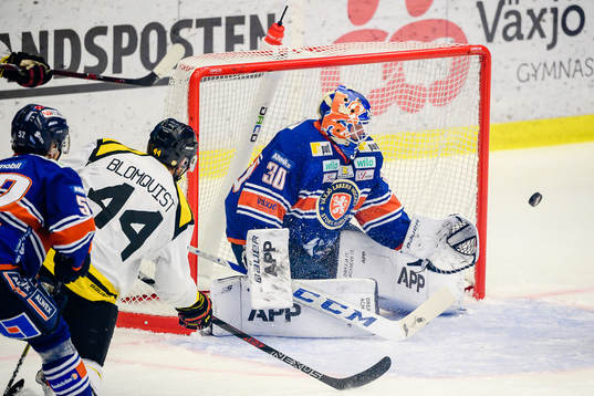 Brynäs Jacob Blomqvist oroar framför Växjös målvakt