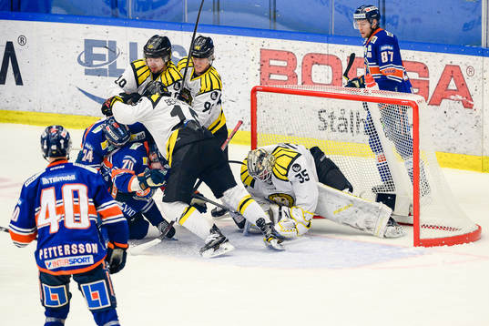 Gruff mellan flera spelare framför Brynäs målvakt David